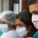 Migrantes venezolanos recibiendo kit de higiene para la prevención de la Covid-19