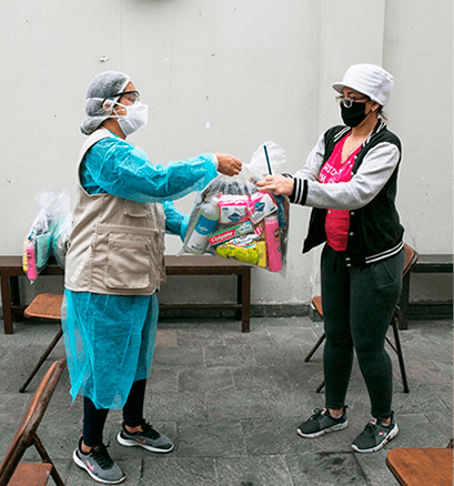 Mujer recibiendo donativo de kit de higiene