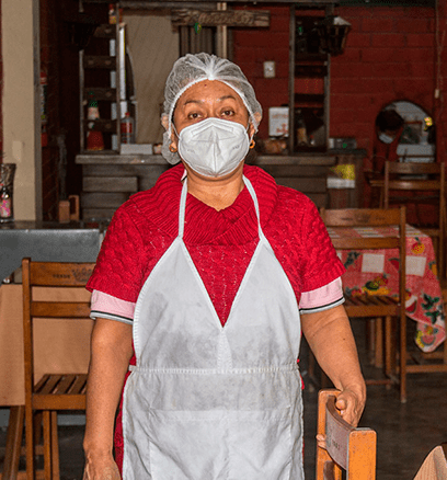 Mujer trabajando en restaurante