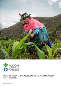 Mujer sembrando en la sierra como portada del dossier para el día mundial de la alimentación (16/10/2021) de Acción contra el Hambre