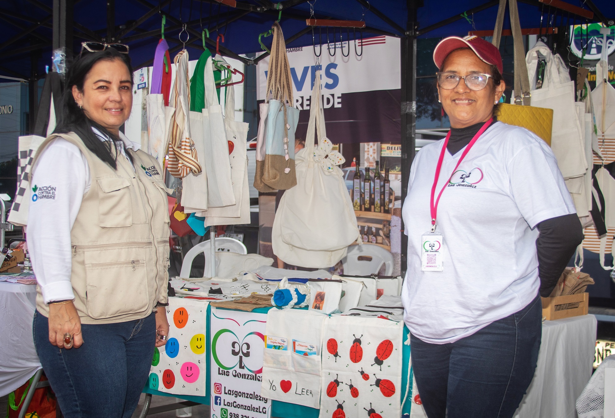 Mujer venezolana emprendedora en feria de emprendimientos con el apoyo de ACNUR 