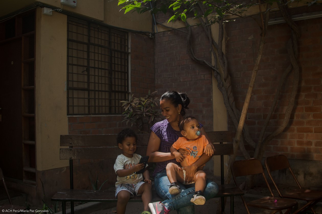 Mujer migrante venezolana con sus hijos en albergues