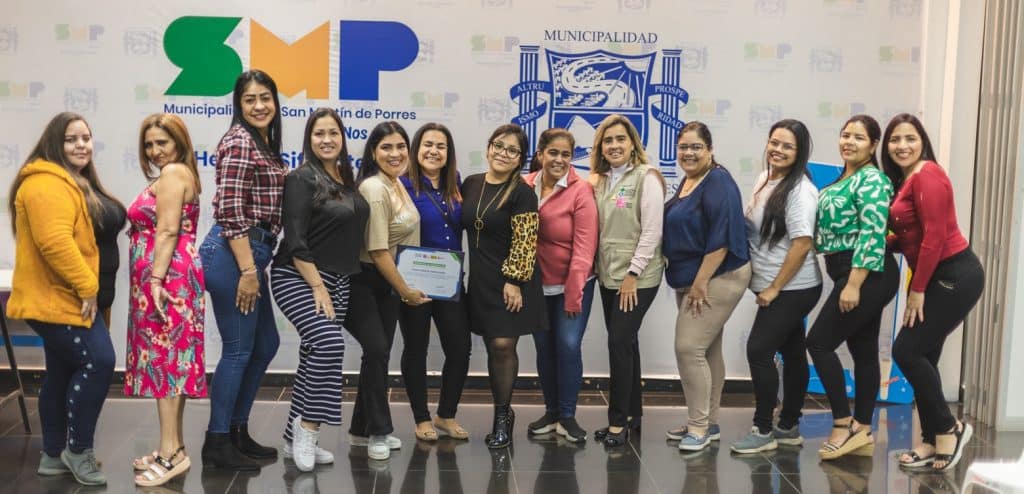 Marianela Merlo junto con otras lideresas de San Martín de Porres en la culminación del programa formativo para migrantes comunitarios 