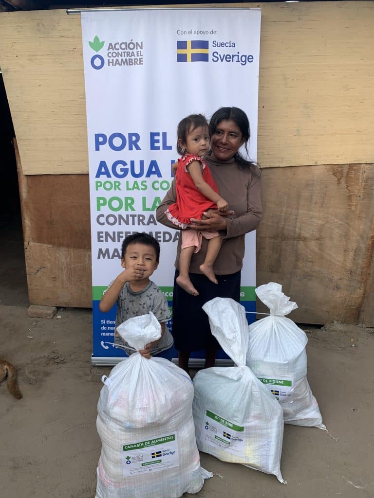 familia Piurana recibiendo donación de alimentos 