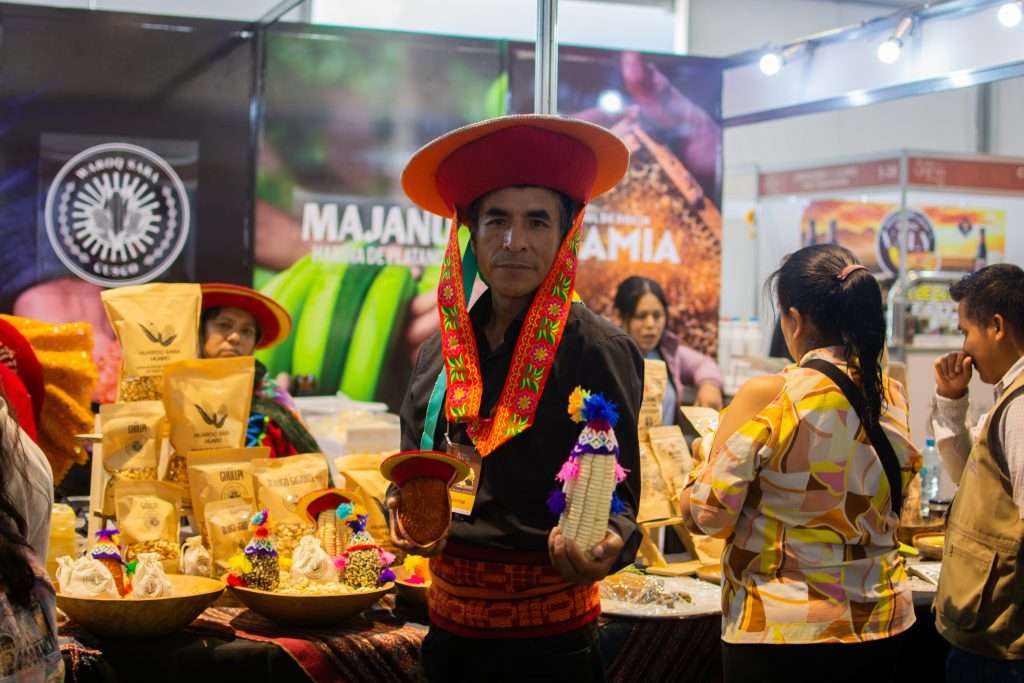 Emprendedor en el Segundo salon del Queso Peruano con Maiz Chullpi