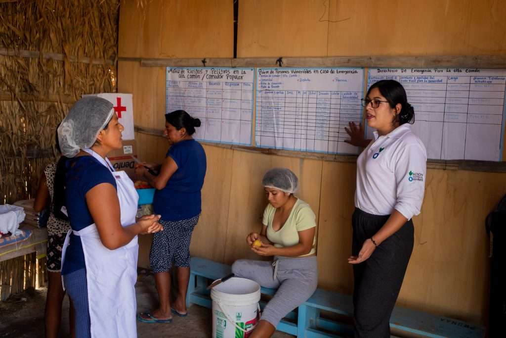 Trabajadora humanitaria en olla común de Piura