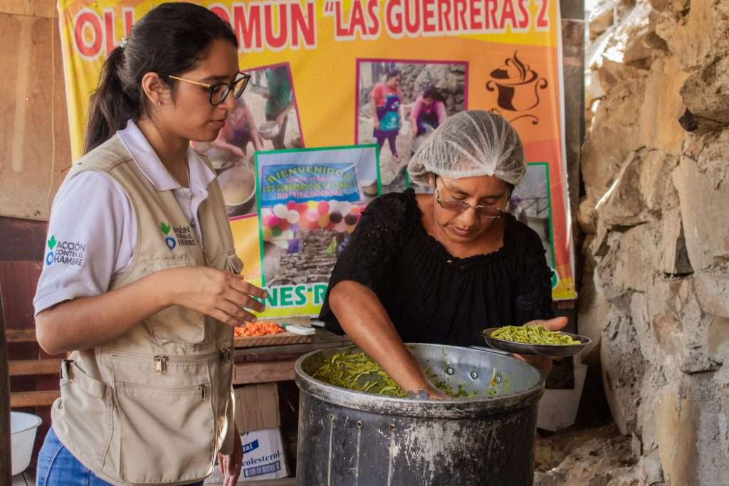 Nutricionista de Accion contra el Hambre supervisando olla común en Lima. Peru