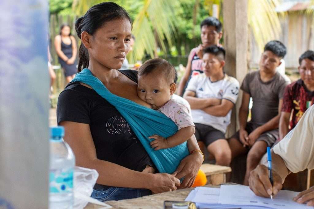 Equipo de Acción contra el Hambre registrando datos de la comunera achuar para recibir la ayuda humanitaria