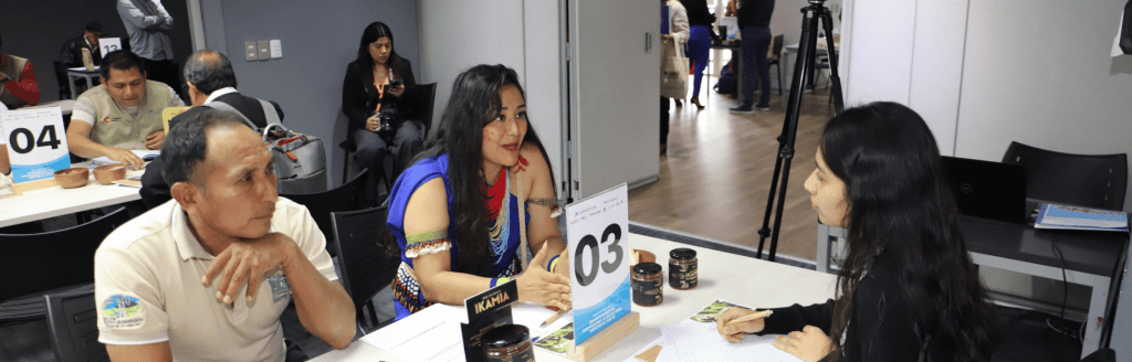 Productores locales exhiben sus productos en una Rueda de Negocios organizada por la Fundación La Caixa