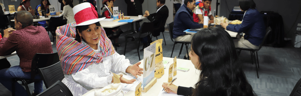 Productores locales exhiben sus productos en una Rueda de Negocios organizada por la Fundación La Caixa