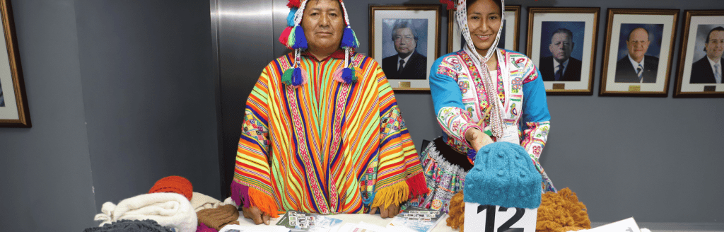 Artesanos de Cusco enseñando sus textiles artesanales 