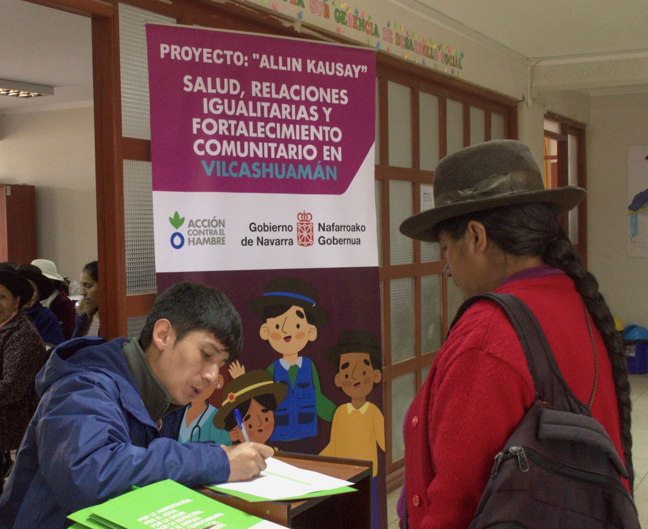 El equipo de ACH registrando a los participantes del evento.