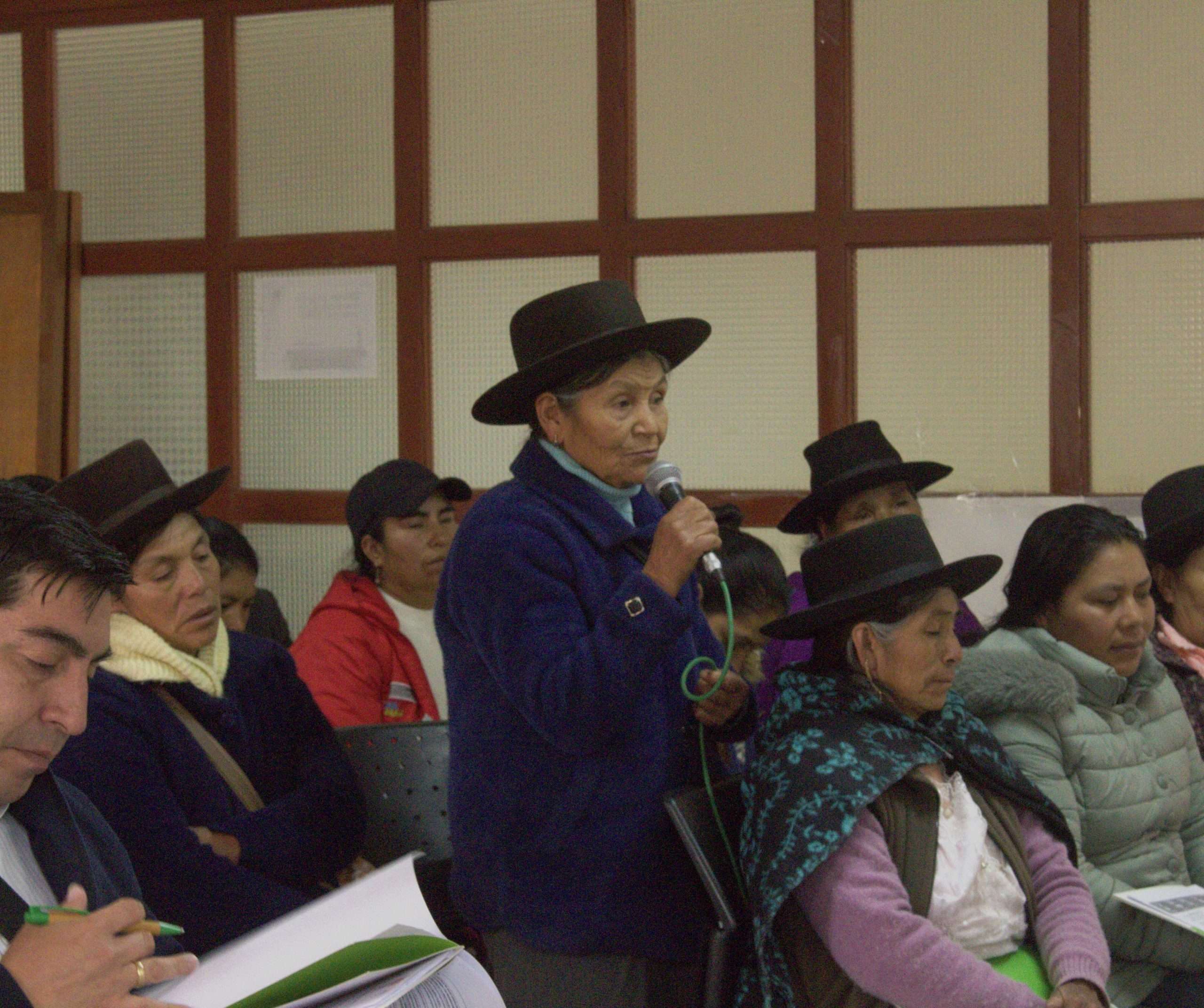 Comunera hablando.