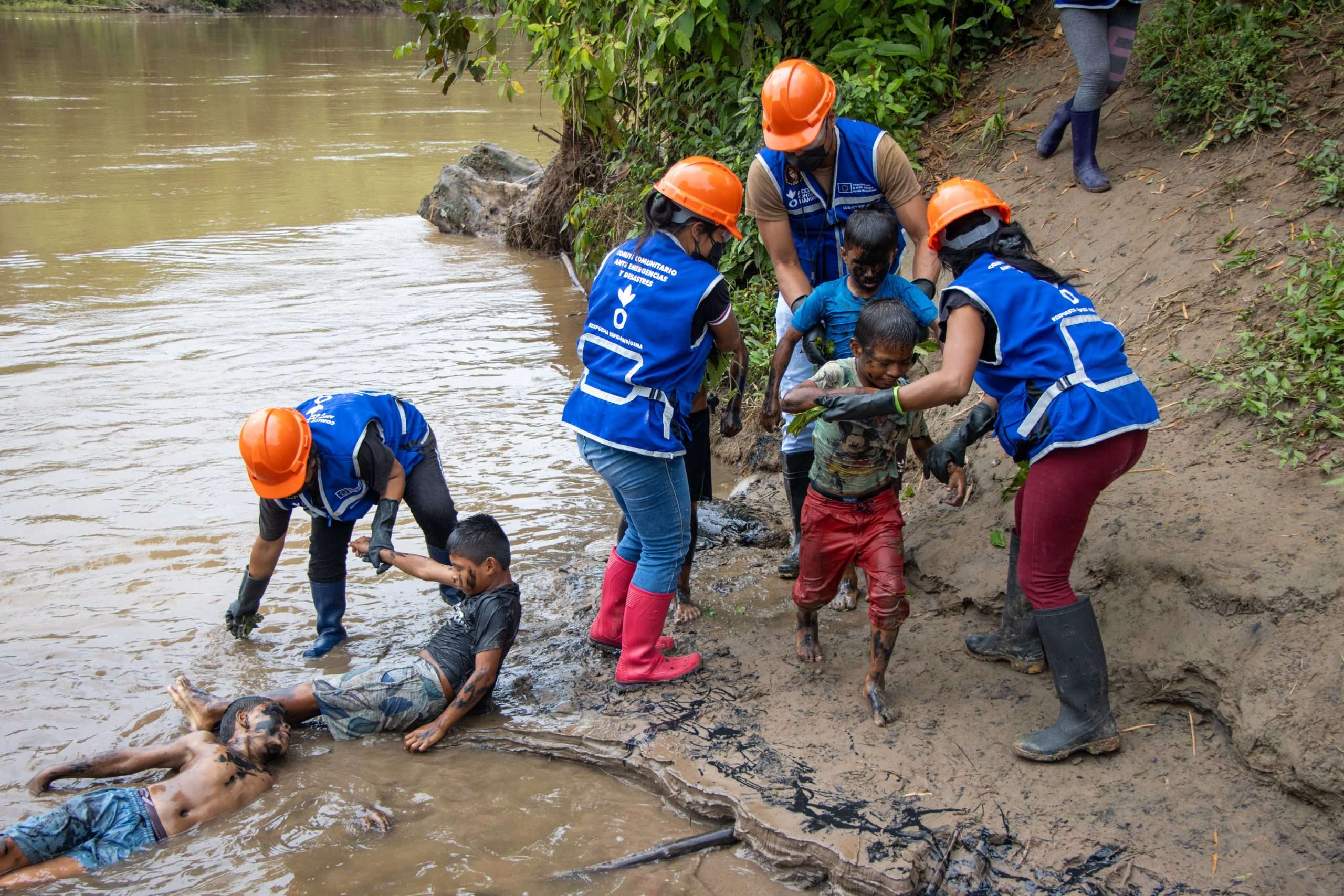SIMULACRO ANTE DERRAME DE PETRÓLEO E INUNDACIÓN FORTALECE CAPACIDADES DE RESPUESTA EN LA COMUNIDAD INDÍGENA LA CURVA
